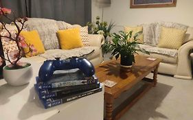 3-Bedroom Home - Close To M4 & Private Off-Road Parking